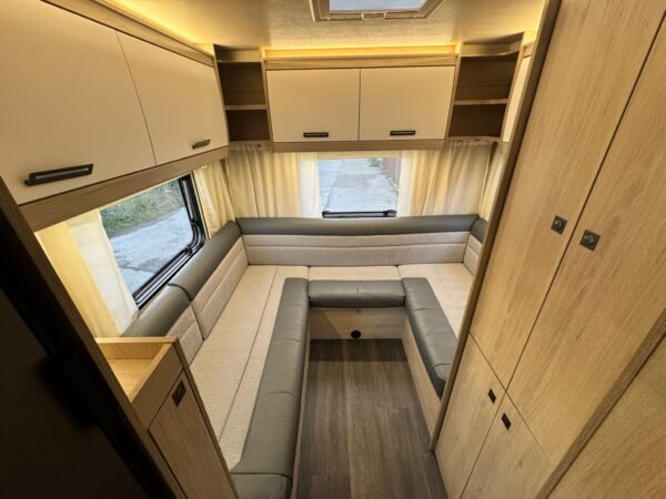 Auto Trail F72 AUTOMATIC 170 BHP 2022 6 Berth Rear Lounge Motorhome - Image 11